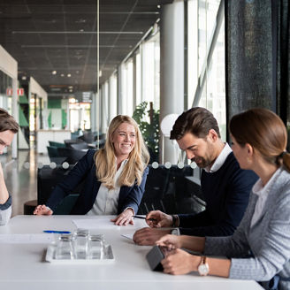 Personer i dress rundt et bord