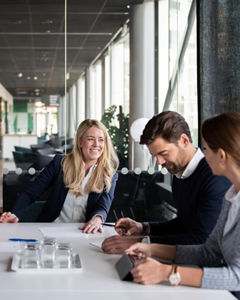 Fem personer i ett konferensrum