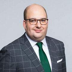 Porträt von Philipp Angerer vor einem hellgrauen Hintergrund