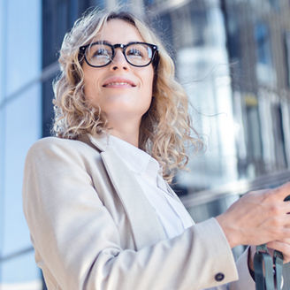 Kobieta stojąca na tle miasta