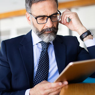 Mężczyzna z tabletem