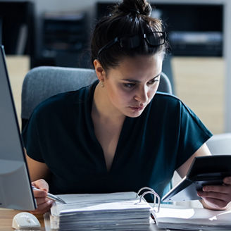 Kobieta przed ekranem monitora