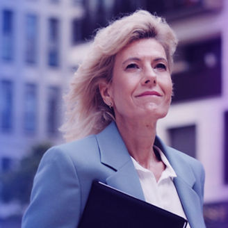 Kobieta idąca przez miasto