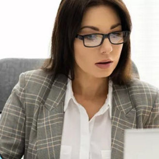 Kobieta przed ekranem komputera