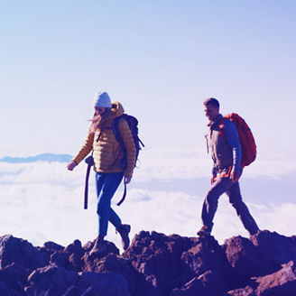 Alpiniści w górach | Zdjęcie przewodnie publikacji "Badanie raportowania zrównoważonego rozwoju"