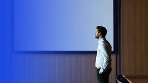 Mężczyzna przed projektorem