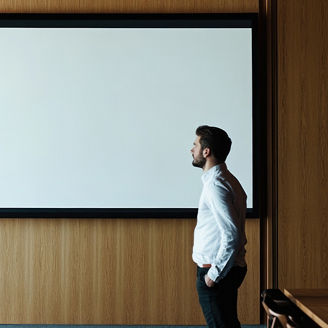 Mężczyzna przed ekranem komputera