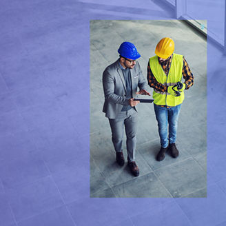 Dwóch mężczyzn w kaskach na budowie