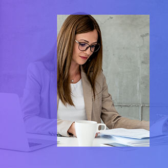 Kobieta pracująca na laptopie