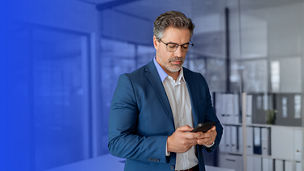 Mężczyzna piszący wiadomość na telefonie