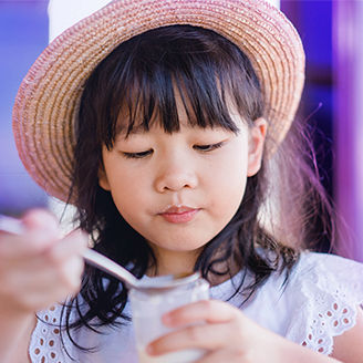 Dziewczynka jedząca serek