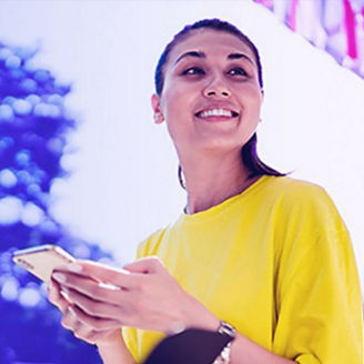 Kobieta z telefonem w dłoni