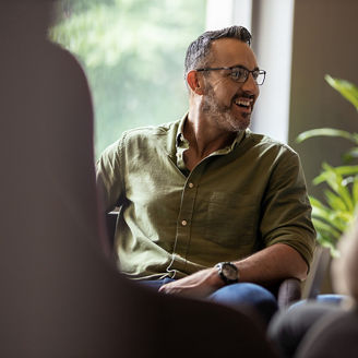 Mężczyzna na spotkaniu biznesowym