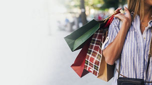 Kobieta idąca z torbami z zakupami