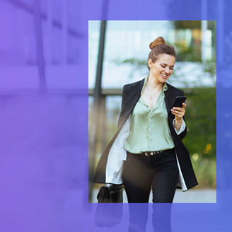 Kobieta z telefonem w dłoni