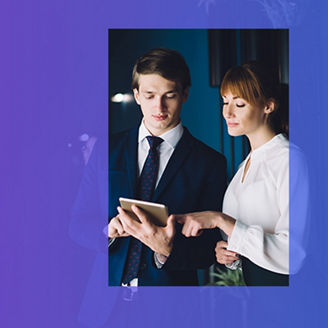 Mężczyzna przed ekranem komputera