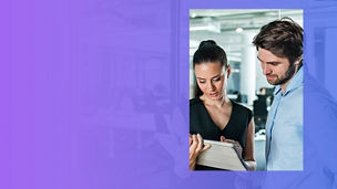 Kobieta pracująca na laptopie