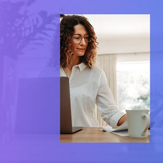 Kobieta czytająca dokumenty