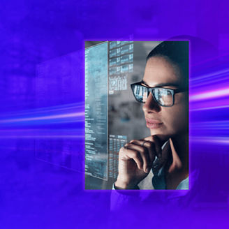 Kobieta przed ekranem monitora