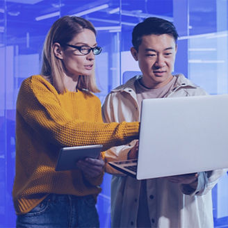 Mężczyzna i kobieta intensywnie dyskutują, patrząc na ekran laptopa