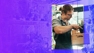 Mężczyzna trzymający doniczkę z kwiatem w ręku