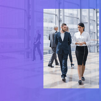 Kobieta i mężczyzna na korytarzu biura