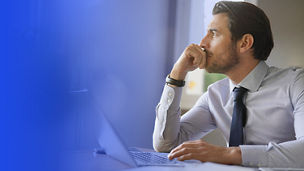 Mężczyzna przed ekranem komputera