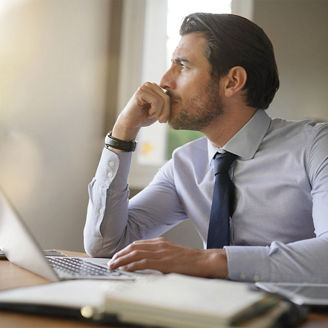 Mężczyzna przed ekranem komputera