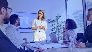 Kobieta na spotkaniu biznesowym