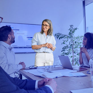 Kobieta na spotkaniu biznesowym