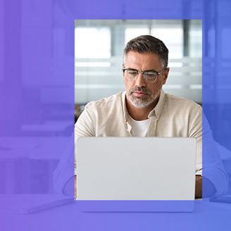 Mężczyzna przed ekranem laptopa