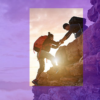 Kobieta i mężczyzna zdobywający szczyt górski