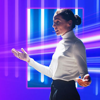 Kobieta na abstrakcyjnym tle