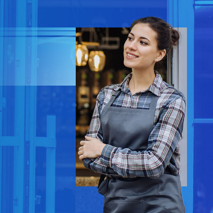 Mężczyzna stojący przed panelem fotowoltaicznym