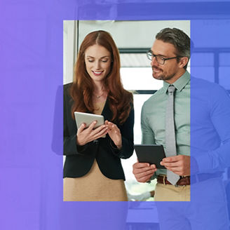 Mężczyzna i kobieta przed ekranem komputera