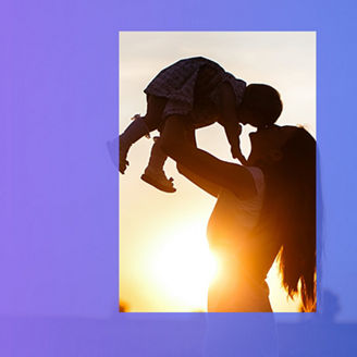 Kobieta trzymająca dziecko na rękach