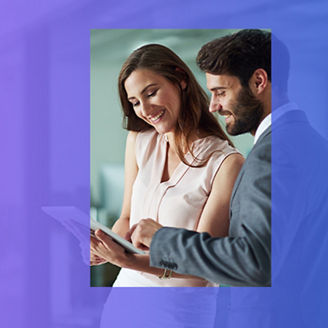 Mężczyzna przed ekranem komputera