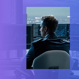 Mężczyzna przed ekranem laptopa