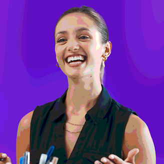 Kobieta mówiąca do grupy ludzi