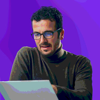 Kobieta mówiąca do grupy ludzi