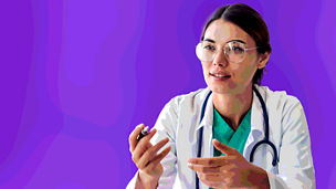 Kobieta mówiąca do grupy ludzi