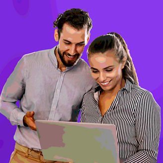 Mężczyzna i kobieta przed ekranem komputera