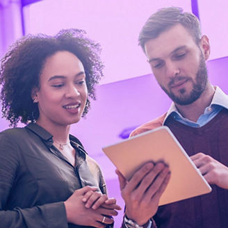 Mężczyzna i kobieta czytający dokumenty