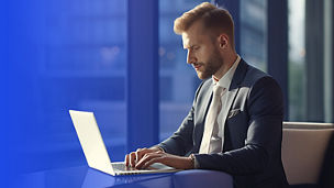 Mężczyna piszący na laptopie