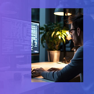 Mężczyzna przed ekranem laptopa