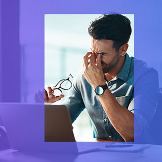 Mężczyzna przed ekranem laptopa