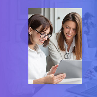 Kobiety dyskutujące przed ekranem laptopa