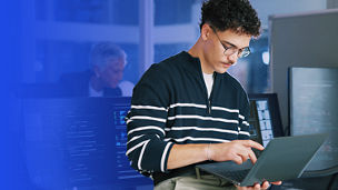 Mężczyzna pracujący przy laptopie