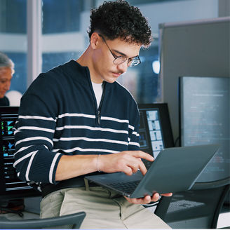 Mężczyzna przed ekranem komputera