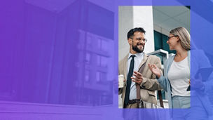 Mężczyzna z kawą i kobieta z tabletem